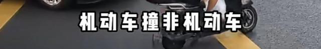 男子闯红灯被撞后怒吼被交警教育