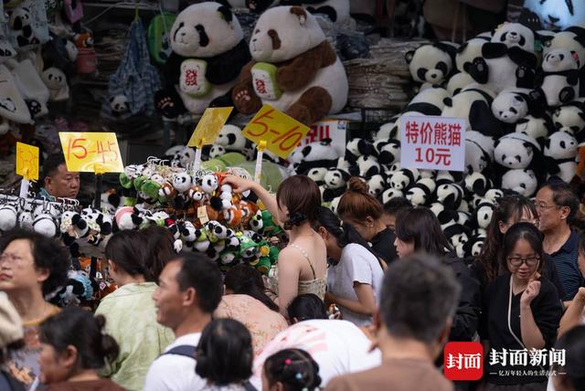热门打卡地 国庆假期宽窄巷子客流满满｜图集