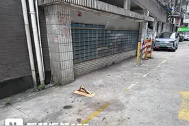 福州一小区车位被私装地锁，居民反映“停车难”！社区回应！图片