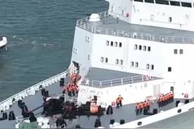 火力全开！南海某海域多舰艇实战化超燃训练现场→图片