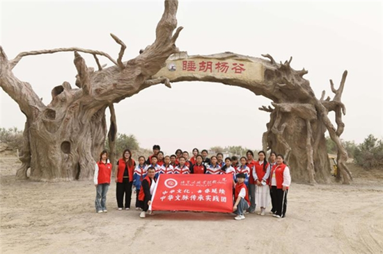 践行胡杨精神 涵养时代新人