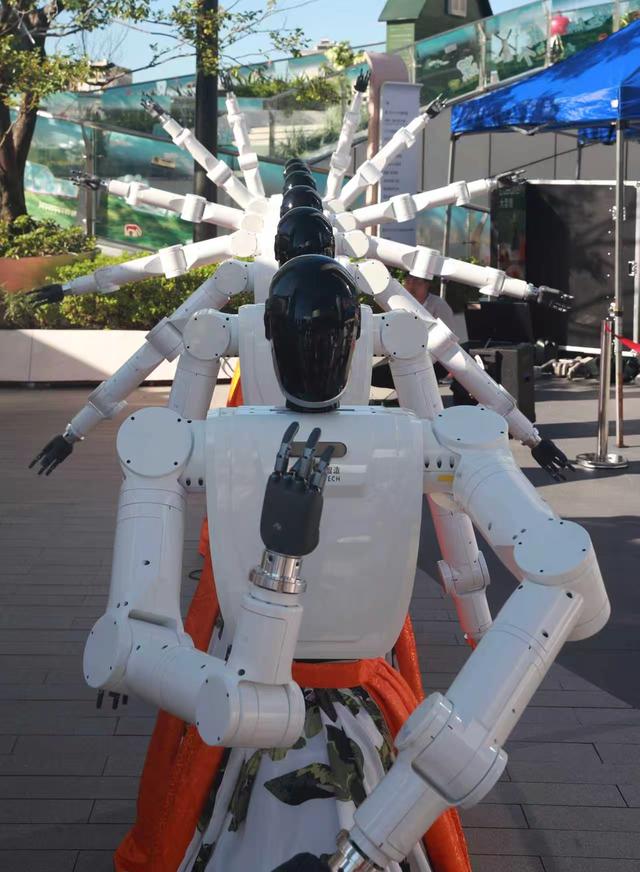 人机共舞庆中秋 全球首家机器人6S店举行传统节日庆祝活动