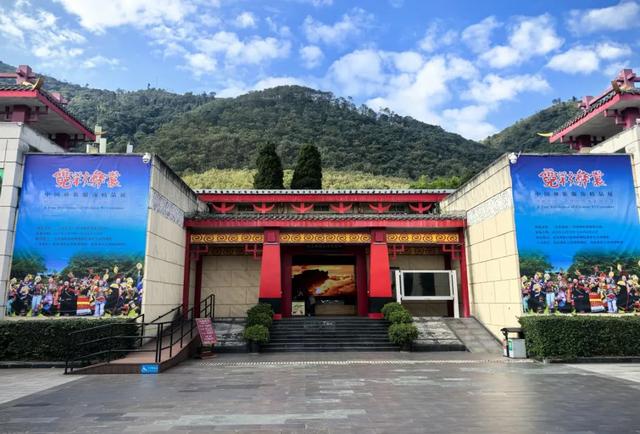 民族文化 | “霓彩彝裳—中国彝族服饰精品展”在凉山彝族历史博物馆开展