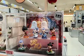 《哪吒2》带火盲盒手办，网友直呼“根本买不到”！记者实探图片