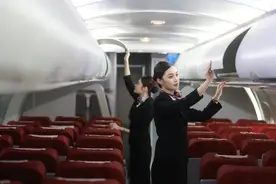 空姐上班告别高跟鞋，高跟鞋被打工人抛弃了？图片