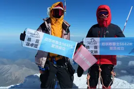 18岁少女和母亲登顶欧洲最高峰：未来将一起继续挑战“7+2”图片