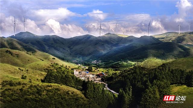 【每日一图@湖南】南山牧场的清晨，绿野向天际延展