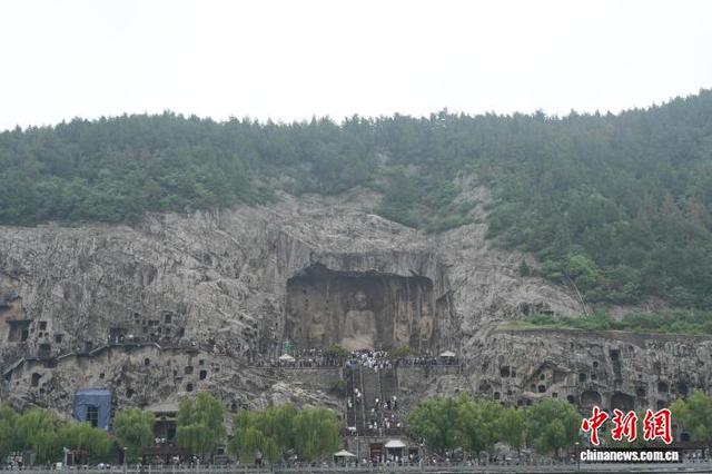 河南洛阳：龙门石窟暑期人气旺