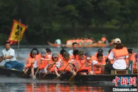 浙江杭州：国际友人体验龙舟 感受端午习俗图片