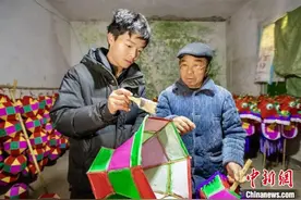（新春走基层）赣鄱“Z世代”：纸扎花灯庆元宵 传统手艺代代传图片
