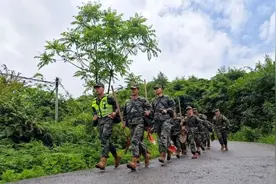 贵州省长石镇、庆阳村分别发生山体滑坡，武警官兵紧急驰援图片