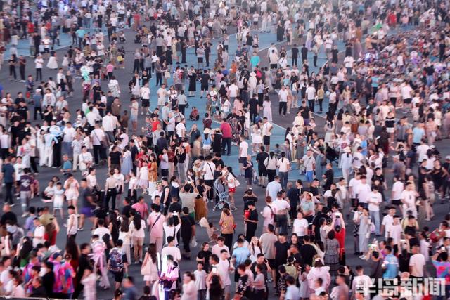 人头攒动！啤酒节开幕夜现“人海”奇观