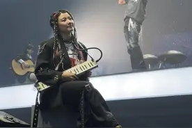 郑嘉嘉打破“和音”界限，在谢霆锋演唱会口风琴演出惊艳登场图片