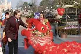 舞狮、点睛，上海迪士尼度假区以传统仪式喜迎春节，假期客流高峰请游客提前规划行程图片