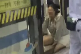 上海一女子腿部被卡地铁与站台间隙：乘客腿部皮外伤，无大碍图片