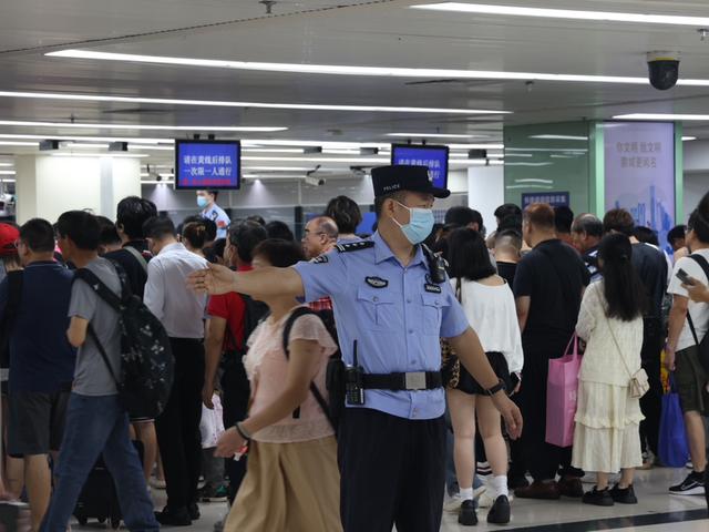罗湖口岸假期出入境客流突破百万！外国旅客同比增长约四成
