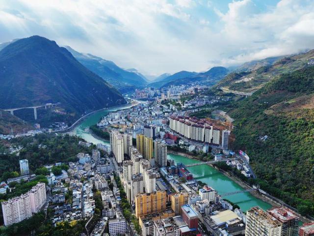 云新闻·滇地宝藏⑦丨一半山水一半城，走进怒江穿城而过的州府小城