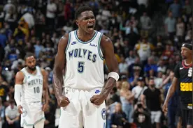 爱德华兹率森林狼挺进西决，英媒：仿佛看到乔丹的身材类型和求胜心态图片