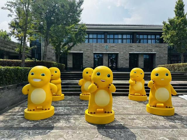 国民IP“奶龙”来了！上海奇迹花园国际艺术花展启幕，首次“四展合一”