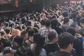 “黑神话”取景地爆火，游客吐槽排队太久！“想骂，到我这儿骂两句！”公安局副局长现场喊话，疏导客流图片