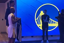 不然下次你跳球，保罗踮脚合影文班亚马图片