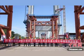 深江高铁全线首节段钢梁架设完成图片