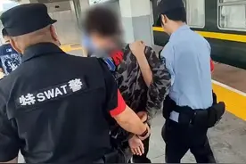 女子5分钟收上百条骚扰短信 警方调查：因感情纠纷被“短信轰炸”，4人落网图片