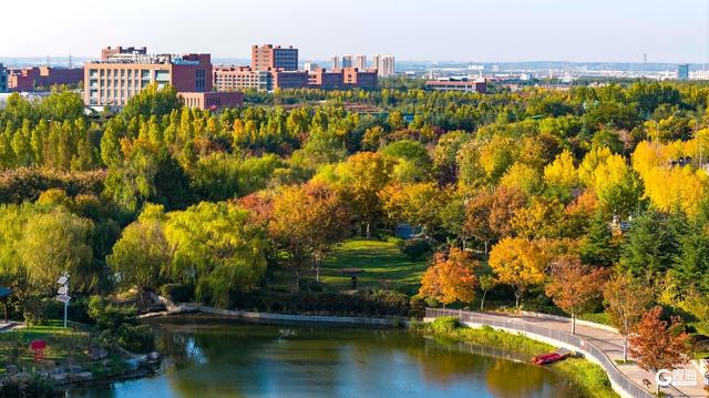 深秋时节，碧水彩林相映美