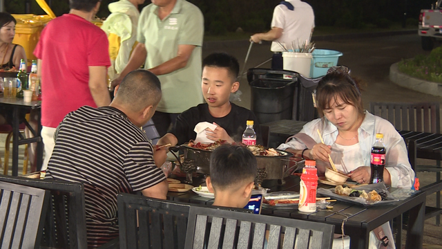南海新区：夏夜清凉好去处 赶海烧烤舞不停