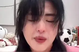 前女足国门筹款、接代言被质疑，直播时崩溃痛哭回击：我拿过亚洲杯冠军，你们凭什么在网上说这些图片