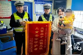 一岁多幼儿误锁车内，六安交警隔窗引导完成解锁图片