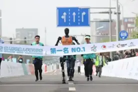 人形机器人半马比赛摔倒，医生和护士怎么看？图片