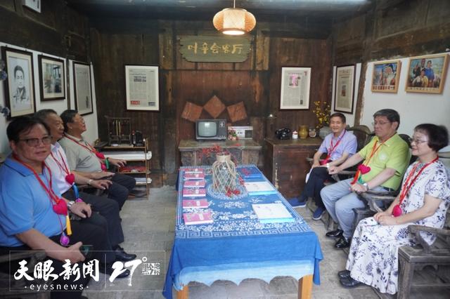 上海知青跟着叶辛游贵州