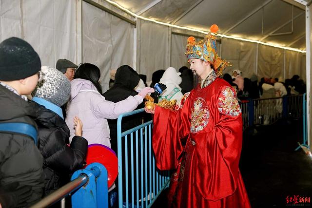 成都冰雪经济持续升温：雪场开板、温泉火爆，冬游市场迎来热潮