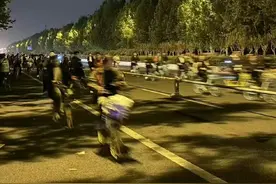 大学生扎堆夜骑开封！郑州开封两地宣布对非机动车道实行禁行图片