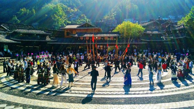 雷山西江苗寨初冬景色怡人吸引游客错峰出游