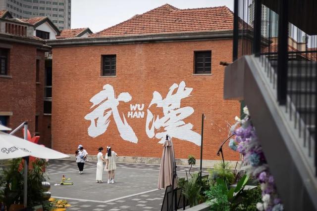 这些被遗弃的老地方，挤满了失落的年轻人
