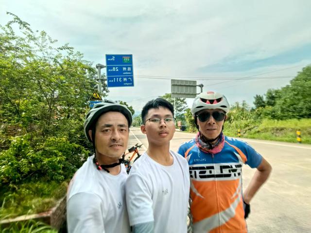 儿子考上高中，湖南父亲奖励他千公里骑行！一路被人“投喂”，父子更像互相照应的伙伴