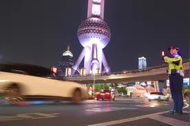 浦东35周年光影展演火热进行中，警方提醒市民错峰前往观演点位图片