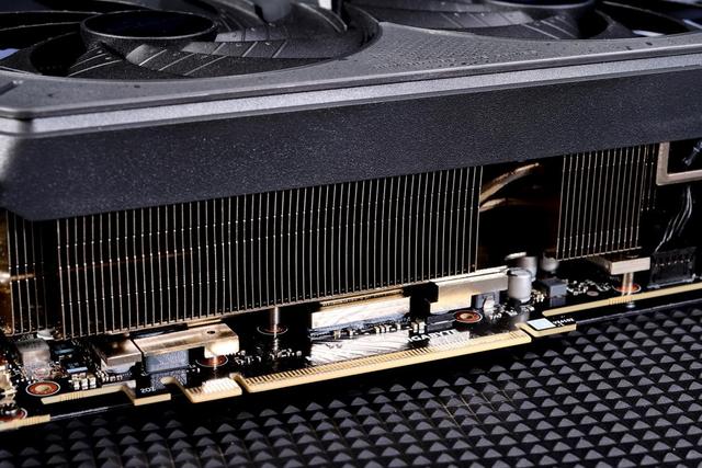 技嘉GeForce RTX 5070 Ti GAMING OC 魔鹰 16G显卡评测：中高端游戏与AI的性能怪兽