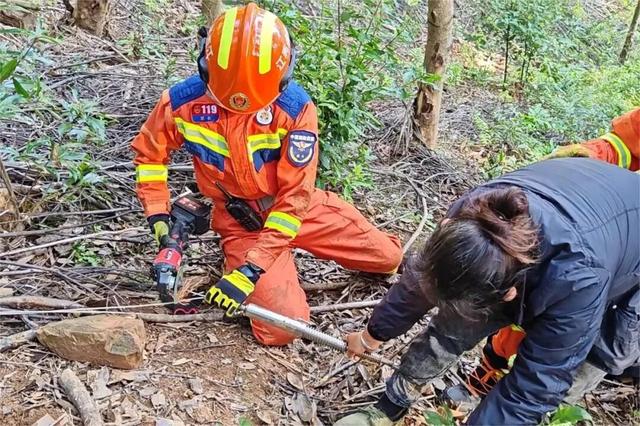男子用双脚在西湖边“画爱心”，中途却破防惨叫？警惕“隐形陷阱”！