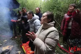 33年后终团圆！四川4岁男童和姐姐捉迷藏时被拐走，父亲寻子半月内急白头图片