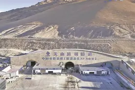 世界最长高速公路隧道——天山胜利隧道全线贯通图片
