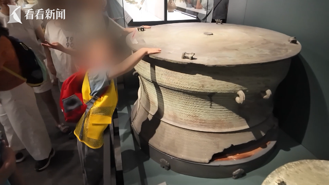 乱刻画，摸文物？！住手！请大家文明观展