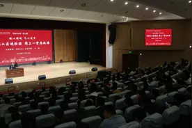 师生同上一堂思政课，全国劳模王进做客鲁劳职院“劳动大讲堂”图片