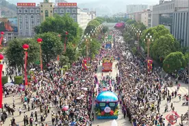 千余对双胞胎欢聚云南墨江 共度“国际双胞胎节”图片