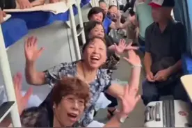 社牛小伙误入老年旅行团，带领孃孃们在火车上跳舞，网友：何以解忧，唯有退休图片