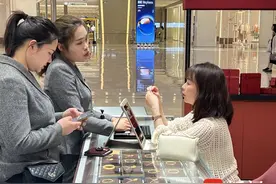 金价波动金店促销力度不减  克减数十元诱人“买黄金庆银婚”图片