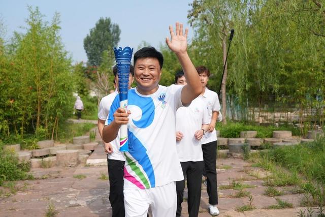 浪溪河畔引“泉炬”！2025济南国际泉水节“泉炬”传递走进平阴洪范泉群