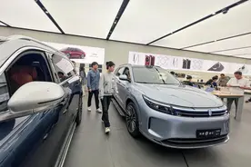 最高降20多万元！以旧换新补贴政策加码，车企降价大促销图片